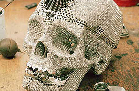 Дэмьен Херст использовал череп мужчины жившего в XVIII веке. 